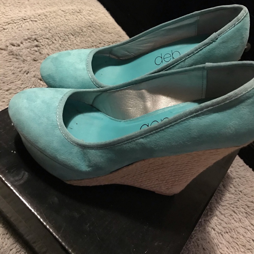 Adorable suede wedges! Worn one time❤️